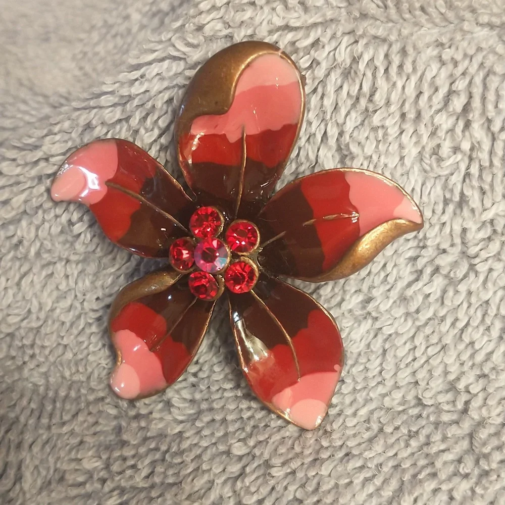 Enamel rhinestone brooch. - Picture 7 of 8